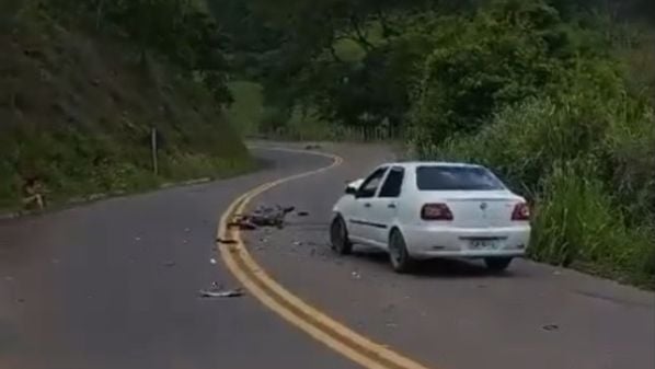 Segundo a PM, vítima conduzia motocicleta que bateu de frente com o automóvel, que vinha no sentido contrário. Jovem teve o óbito confirmado no hospital