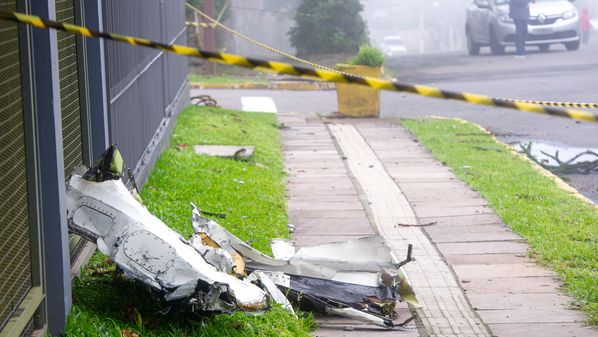 O avião tinha 10 passageiros: o piloto e proprietário da aeronave, o empresário Luiz Claudio Galeazzi, e nove parentes dele. Não há sobreviventes