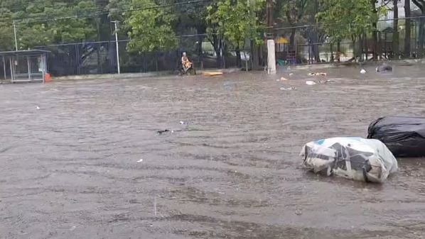 Via ficou totalmente tomada pela água, após fortes chuvas que caíram sobre a Região Metropolitana na tarde desta segunda (23)