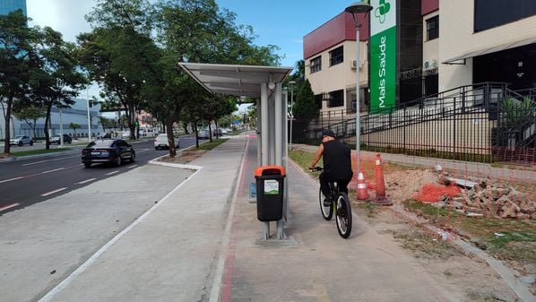 Após reforma no local, estrutura para passageiros de coletivos foi instalada sobre a via de circulação de bicicletas