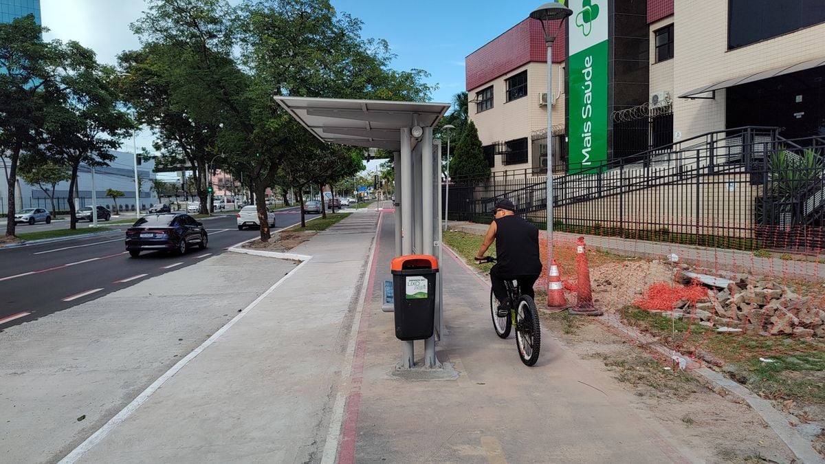 Ponto de ônibus na ciclovia em Vitória