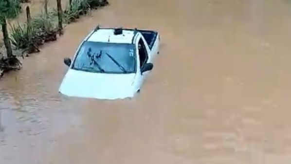 Vídeo enviado para a reportagem mostra pessoas dentro da picape alagada, enfrentando o prejuízo com algum bom-humor