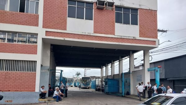 Ao todo, 57 ônibus ficaram parados na garagem; segundo o sindicato, circulam diariamente cerca de 18  a 20 mil passageiros