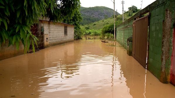 Cerca de 10 casas no interior da cidade foram atingidas por cheia do Rio São João Grande na madrugada desta terça-feira (24)