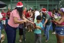 Papai Noel chega de helicóptero no bairro Resistência, em Vitória(Vitor Jubini/A Gazeta)