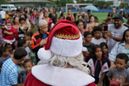 Papai Noel chega de helicóptero no bairro Resistência, em Vitória(Vitor Jubini/A Gazeta)