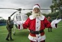 Papai Noel chega de helicóptero no bairro Resistência, em Vitória(Vitor Jubini/A Gazeta)