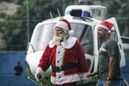 Papai Noel chega de helicóptero no bairro Resistência, em Vitória(Vitor Jubini/A Gazeta)