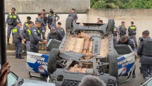 Dois policiais foram socorridos e levados ao  Hospital Estadual Dr.Jayme Santos Neves