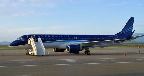 O voo J2-8243 da Azerbaijan Airlines saiu da capital do Azerbaijão, Baku, e tinha como destino a cidade de Grozny, na Rússia. Os relatórios dizem que ele foi desviado por causa da neblina.