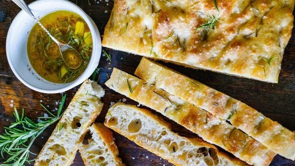 Pão italiano preparado com azeite mostra sua versatilidade como entrada ou acompanhamento para os mais diversos pratos