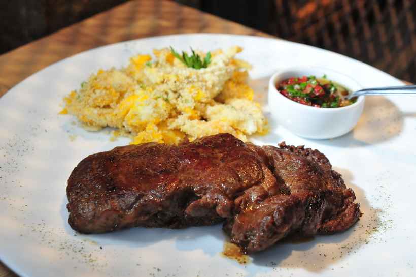 Ancho Grelhado acompanhado de farofa de ovos e molho chimichuri mineiro