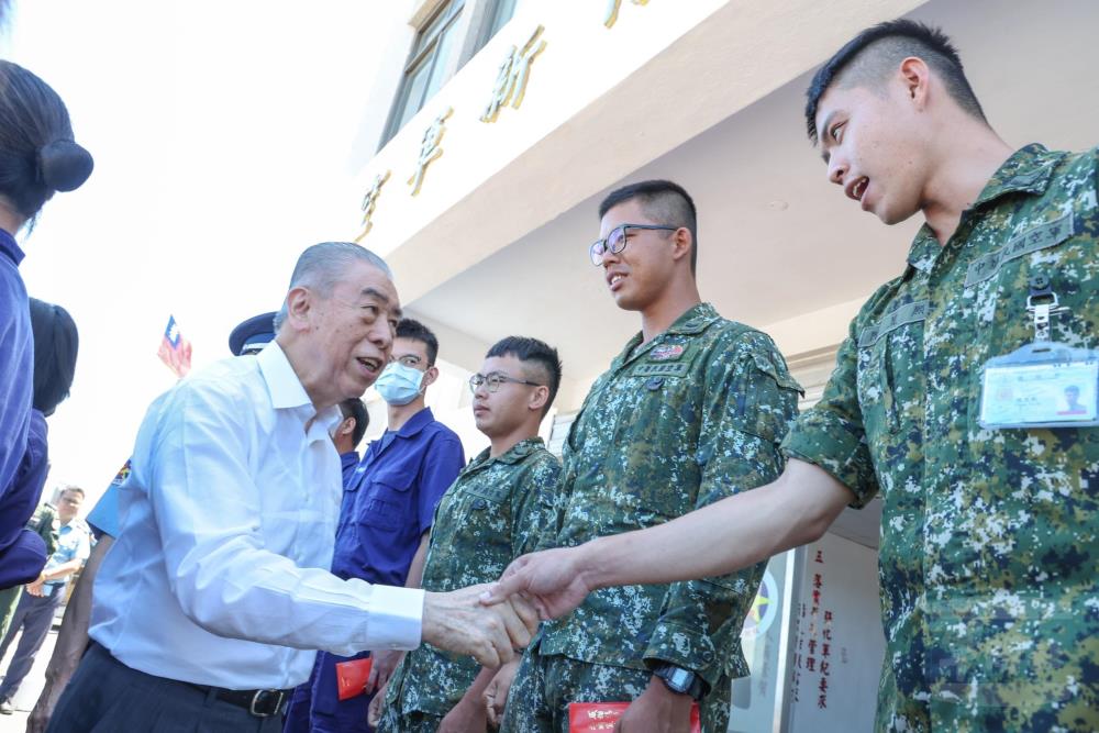 李棟樑慰訪新竹空軍基地　犒慰官兵辛勞