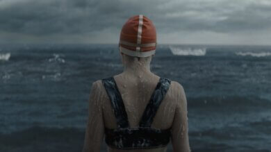 星戰女星「超恐水」但也超敬業！完美詮釋《追浪少女》美國首位泳渡英吉利海峽女子游泳選手真實改編電影