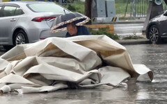 快訊/狂風暴雨夾擊！斗南田徑場帆布遭吹落 躲雨民眾「驚嚇狂奔」