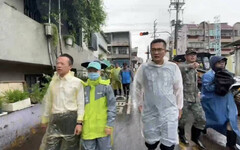 凱米來襲鄉親大雨受困 翁章梁關心水上災情議員黃啟豪黃榮俊送餐