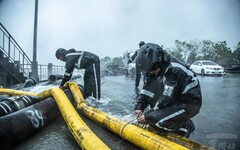 圖文：海軍馳援抽水作業