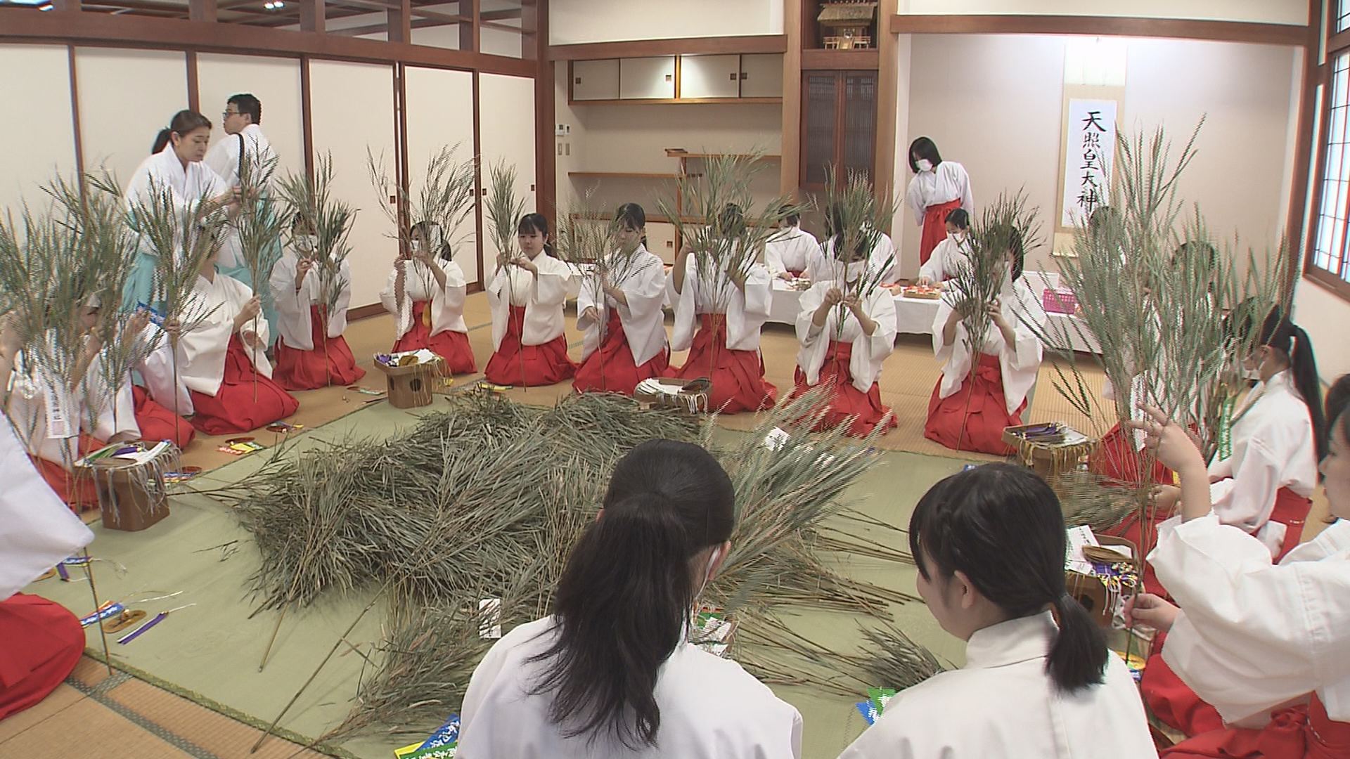 30人の巫女が正月の縁起物作り　「ハッピーな気持ちでいてくれたら」