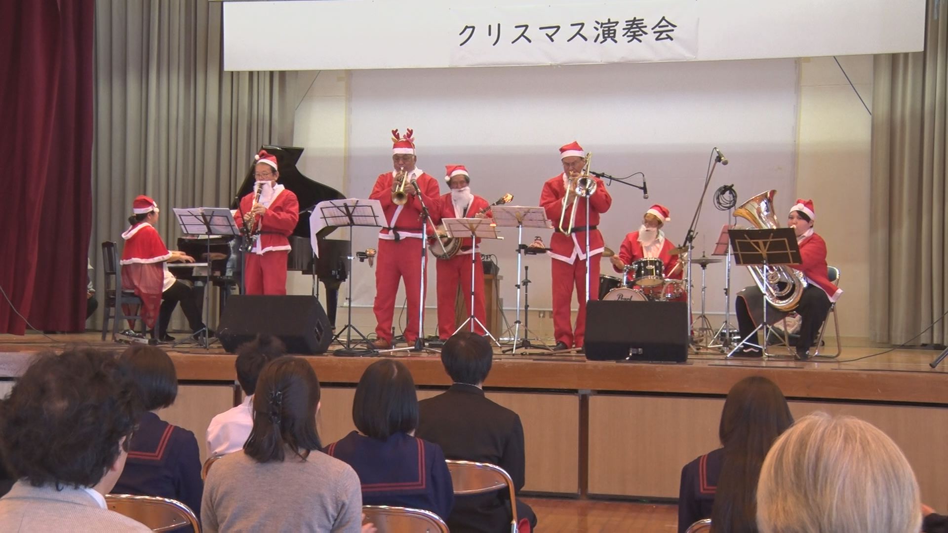 「サンタさんにびっくり」　津堅島にサンタがやってきた！　素敵な音楽のプレゼントも