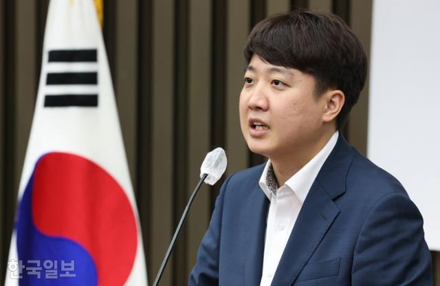 이준석 전 국민의힘 대표가 4월 26일 국회에서 열린 긴급 의원총회에서 발언하고 있다. 오대근 기자