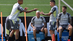 Deyverson e Paulinho brincam em último treino do Atlético para a final da Copa Libertadores, em novembro de 2024, na Argentina - Crédito: 