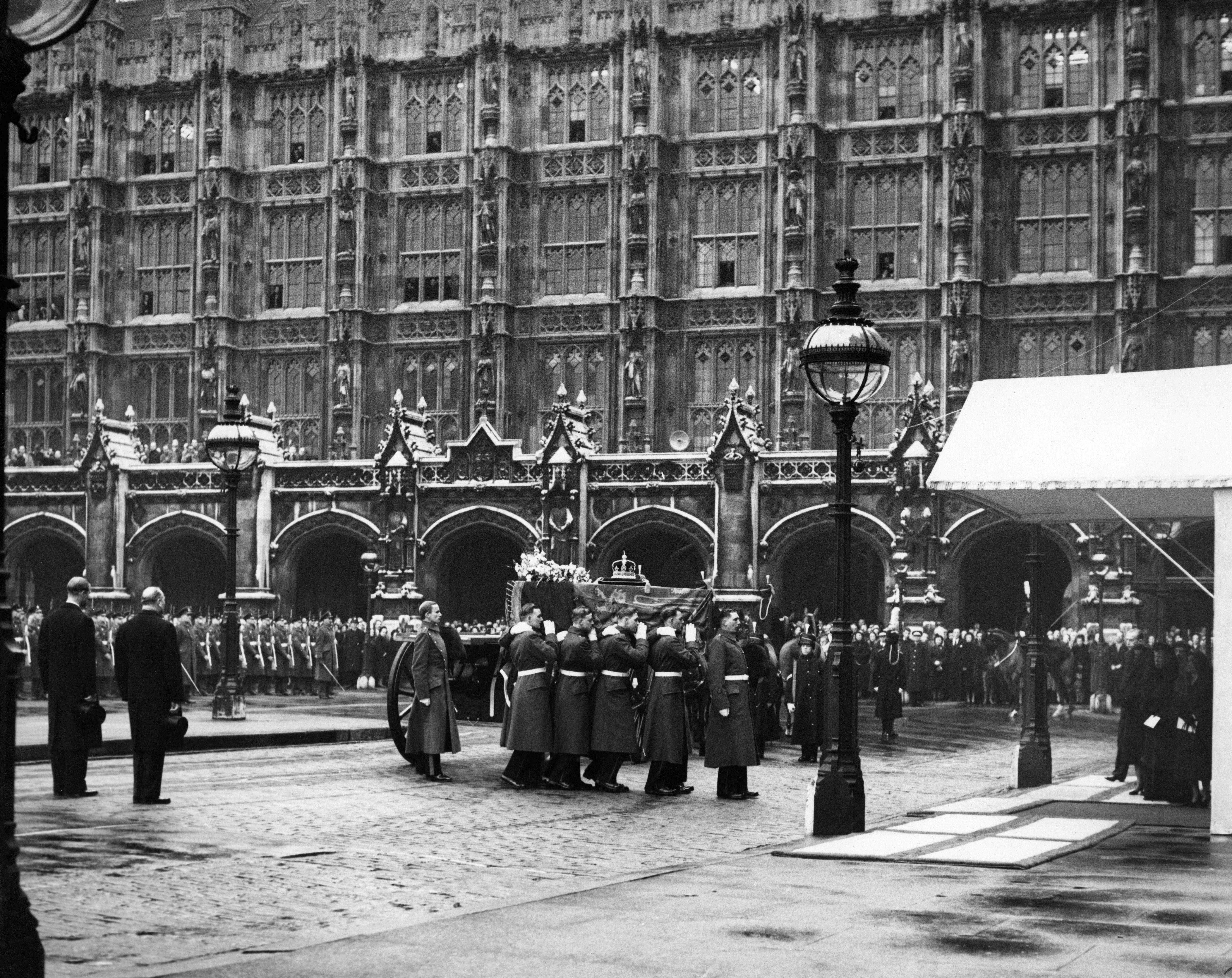 A procession carries a coffin into Westminster Hall.