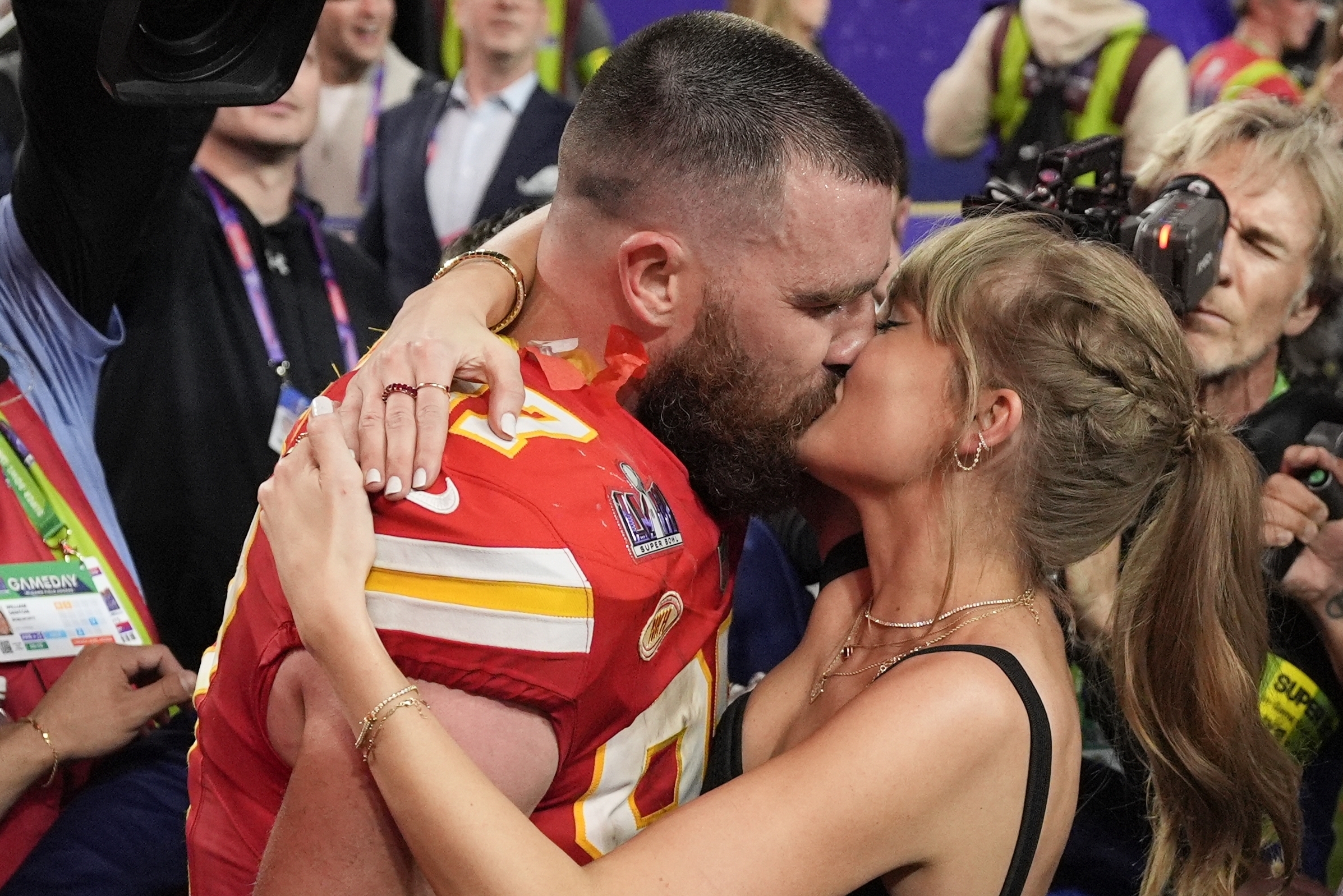 Kansas City Chiefs tight end Travis Kelce (87) kisses Taylor Swift after the NFL Super Bowl 58 football game against the San Francisco 49ers, Sunday, Feb. 11, 2024, in Las Vegas. The Chiefs won 25-22.