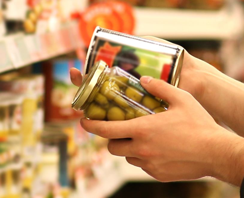 comparing two labels on cans of food