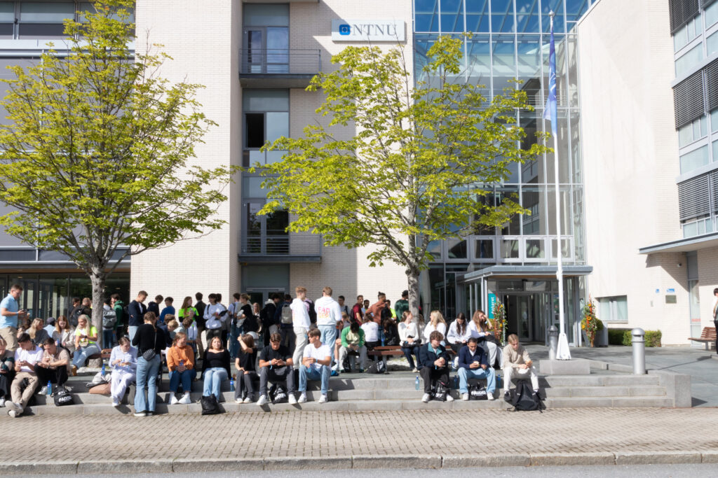 Studenter utenfor Campus Ålesund