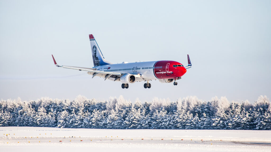 Bildet viser Norwegians fly Boeing 737-800 som er i ferd med å gå inn for landing.