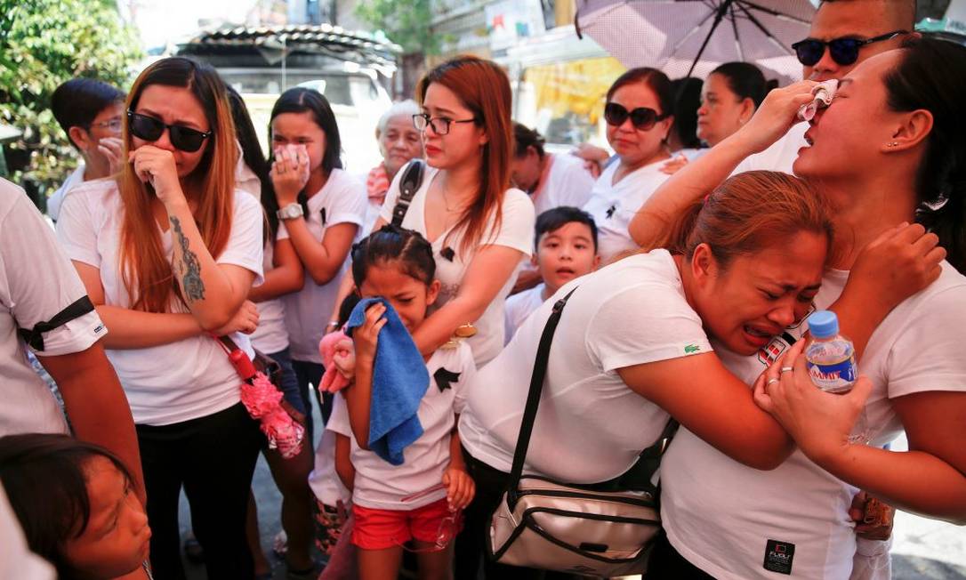 Parentes de homem morto em operação da polícia contra traficantes e usuários de drogas choram durante funeral em Manila Foto: Reuters