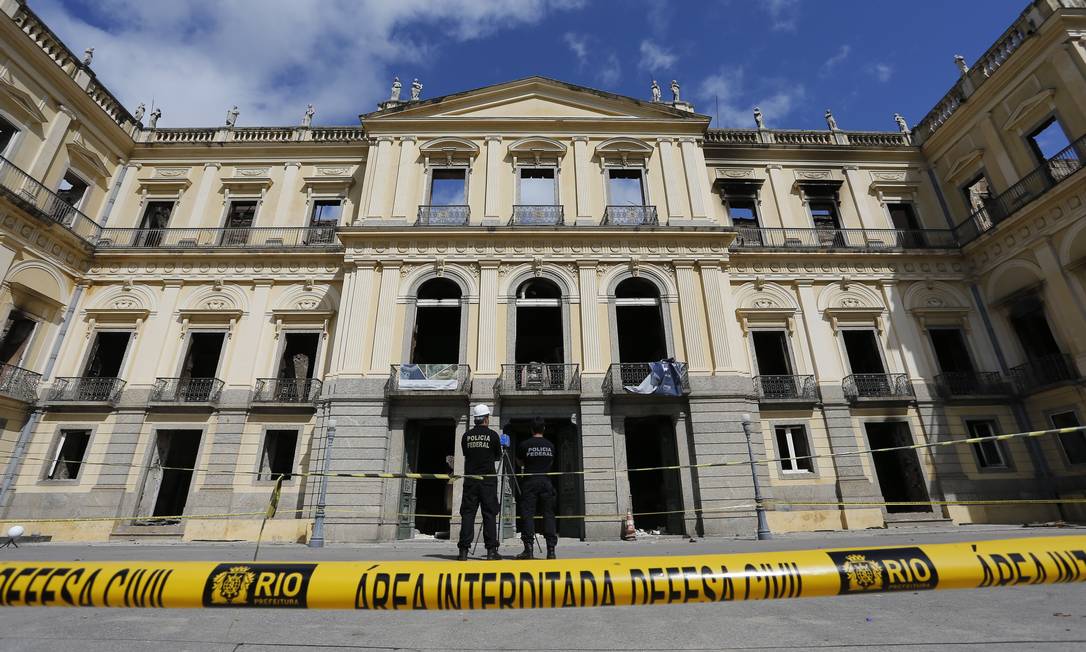 Museu Nacional sendo vistoriado após o incêndio Foto: Pablo Jacob / Pablo Jacob