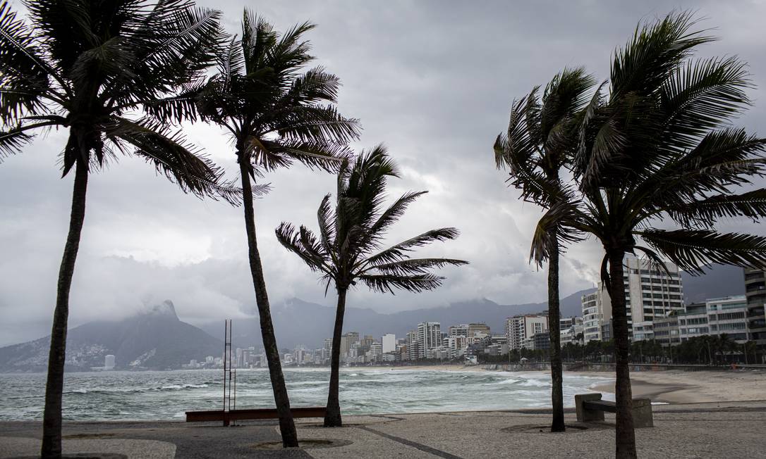 Praia de Ipanema vazia durante a quarentena Foto: Hermes de Paula / Agência O Globo