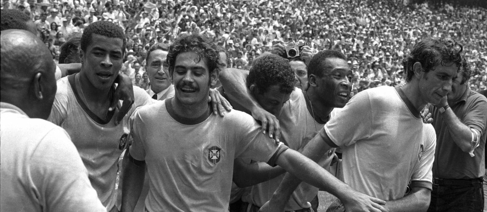 Jairzinho, Rivelino, Carlos Alberto, Pelé e Wilson Piazza comemoram a vitória do Brasil em 1970 Foto: Arquivo O Globo