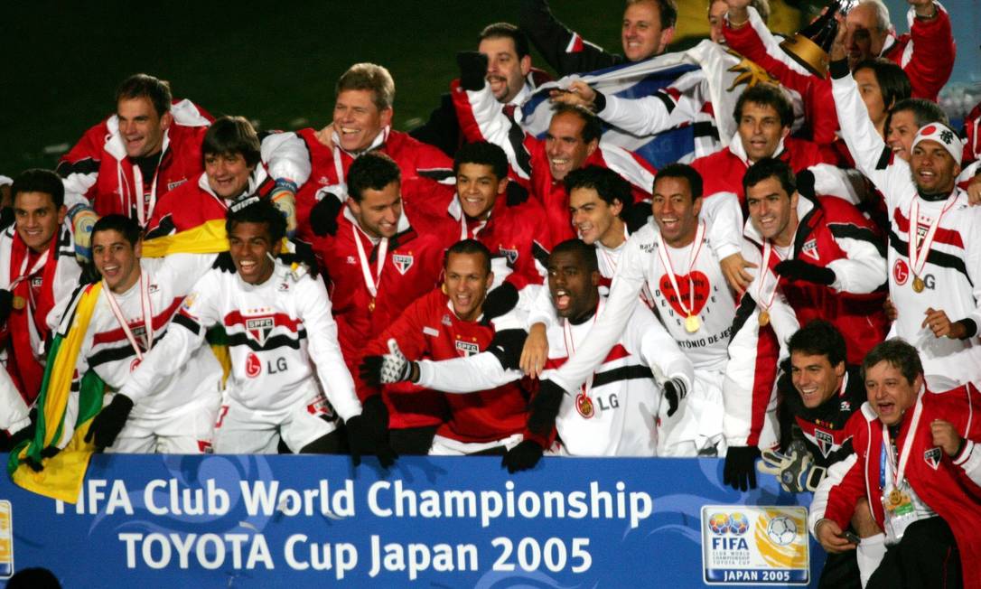 Jogadores do São Paulo comemoram em Yokohama o tri, em 2005 Foto: Kimimasa Mayama / Reuters