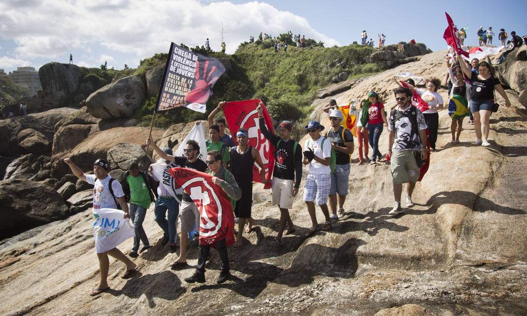 
Peregrinos ligados à Pastoral da Juventude marcham pelo Arpoador em defesa da vida: Teologia da Libertação perde o medo de mostrar a cara depois de três décadas de perseguições pelo Vaticano
Foto: Mônica Imbuzeiro / O Globo