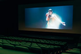 宇多田ヒカルの人生を巡る“時間旅行”「HIKARU UTADA LIVE CHRONICLES in cinema」DJ落合健太郎の体験レポート