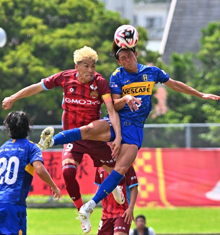 <div class="caption">天皇杯県予選決勝で激しく競り合うＦＣ琉球と沖縄ＳＶの選手＝5月12日、南城市陸上競技場</div>