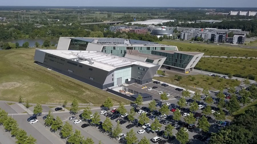 OHLF Forschungsgebäude mit Parkplätzen in Wolfsburg