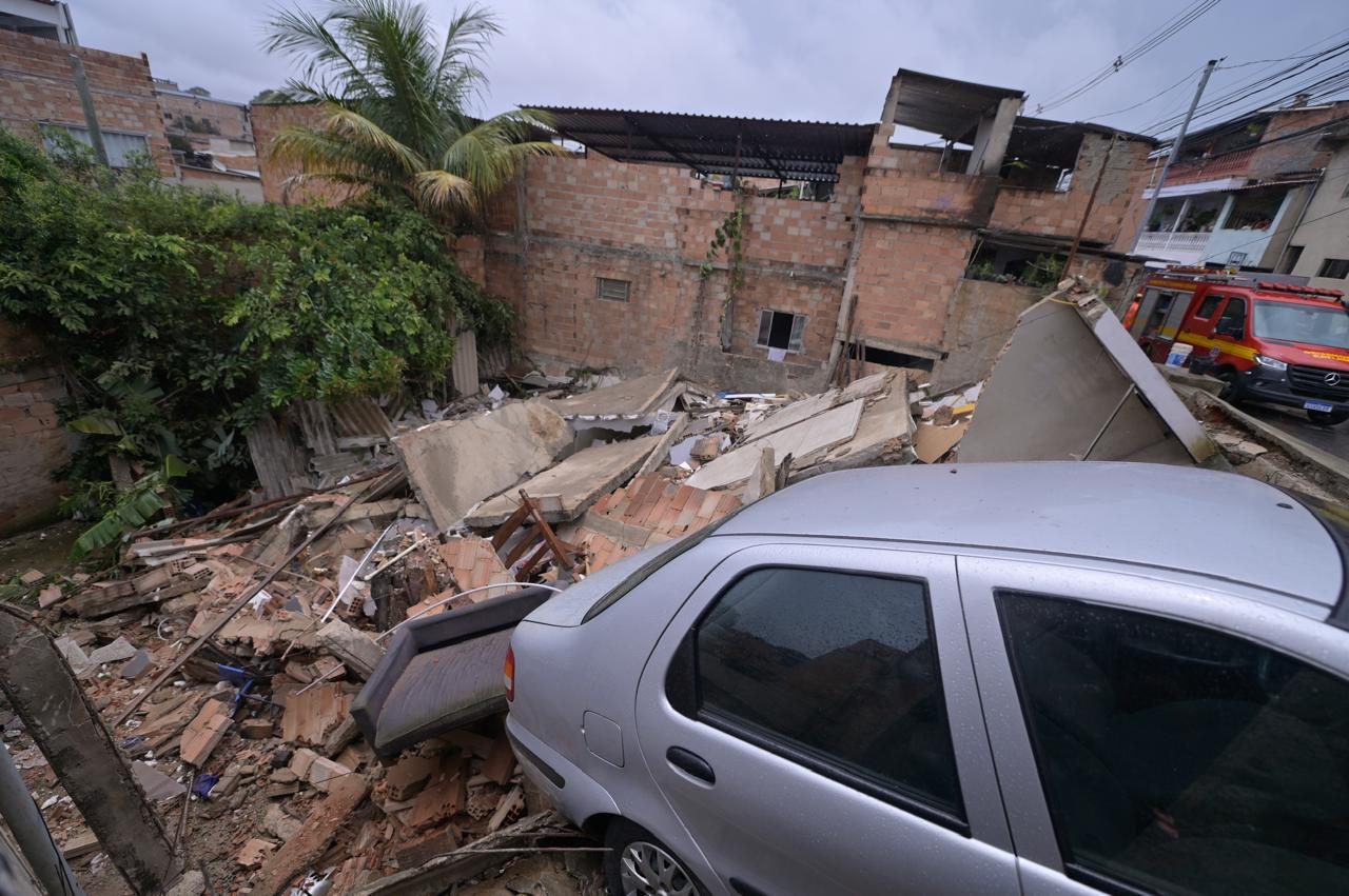 Casa desaba no bairro Paulo VI