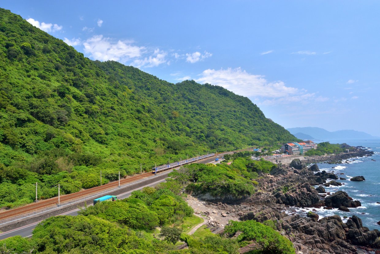 Railway,Construction,In,The,Middle,Of,The,Mountains,And,Reefs