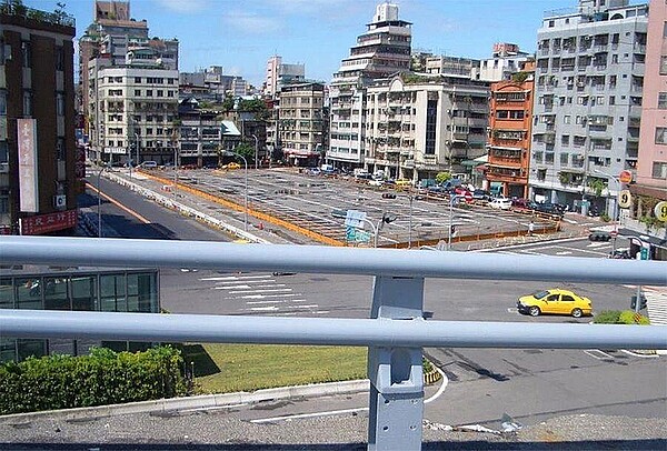 2005年國慶日在愛國西路陸橋上看見家樂福桂林店興建前的桂林路1號街景。（Gina Chen 拍攝／張哲生提供）