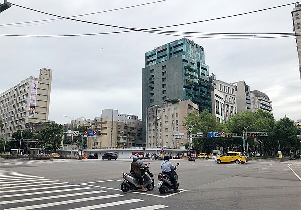 2020年6月9日，前身為美琪大飯店的上海商銀總行大樓已被夷為平地。（張哲生提供）