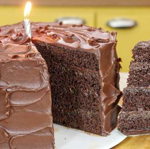 Receita de bolo de chocolate molhadinho e recheado para saborear no fim de ano em família