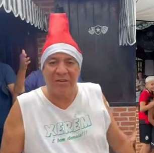 Zeca Pagodinho espalha alegria de Natal e distribui presentes para crianças