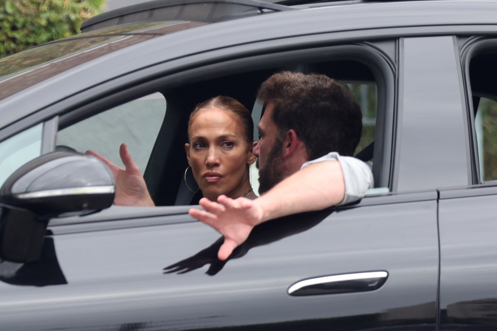 Jennifer Lopez and Ben Affleck arguing in vehicle