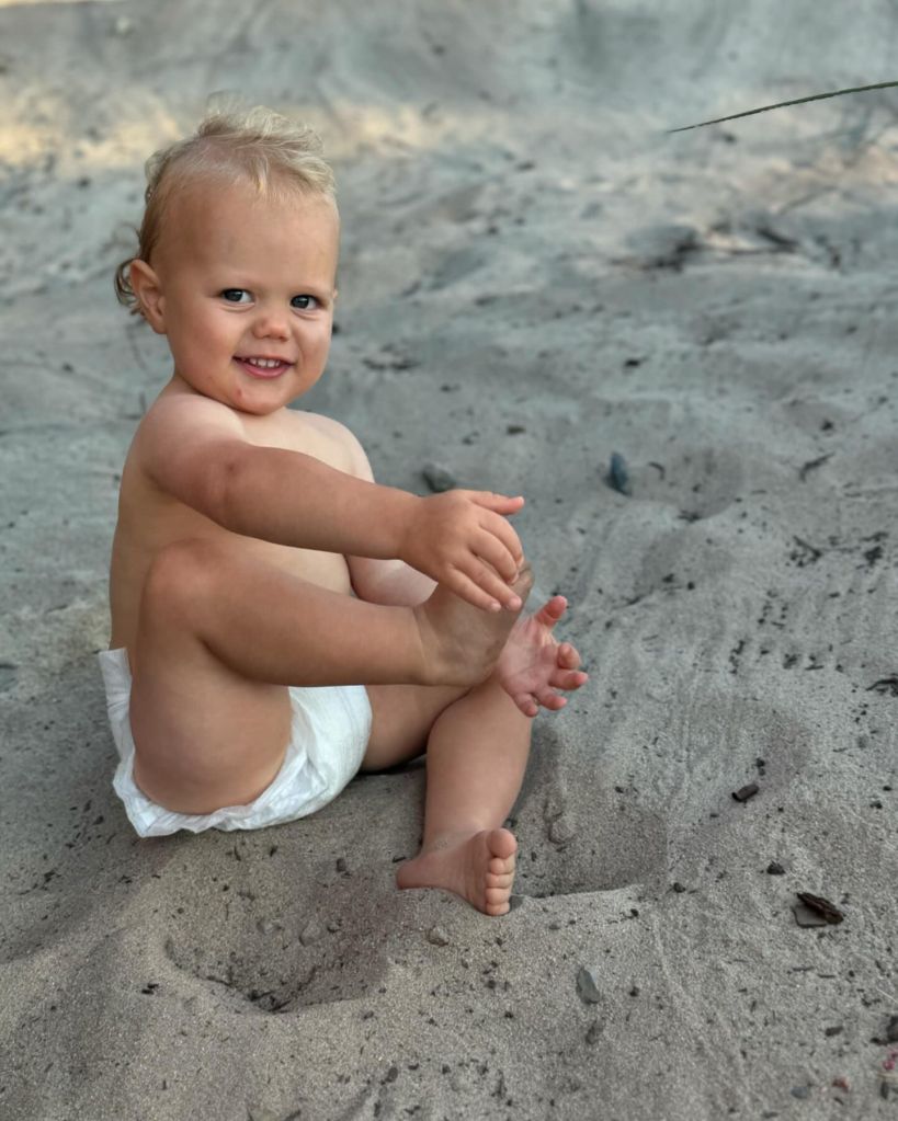 Bronze playing in the sand. 