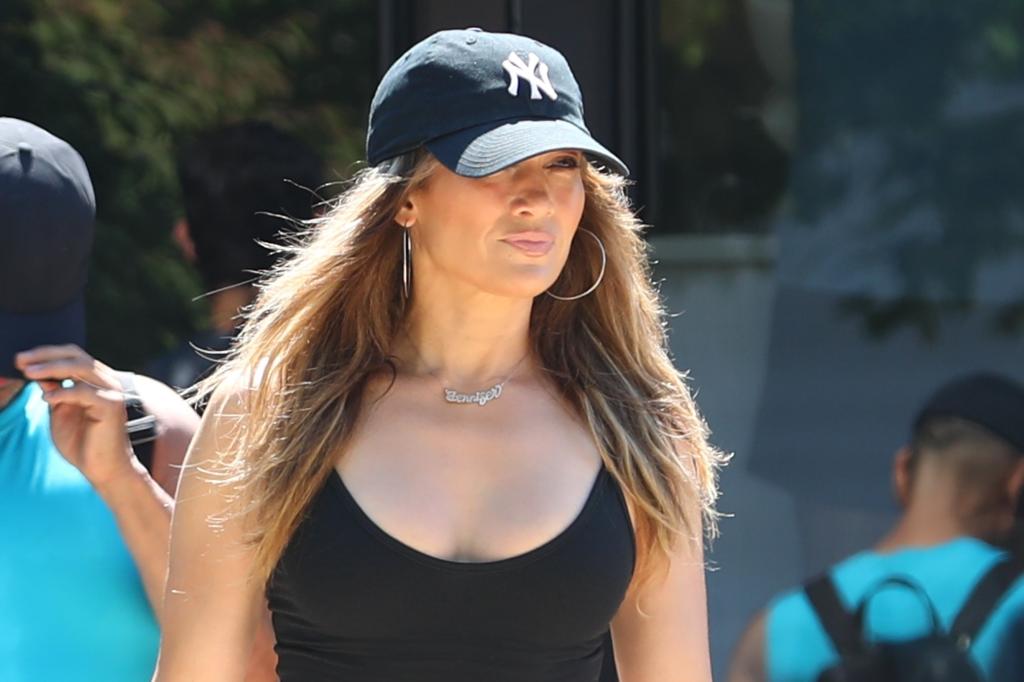 Jennifer Lopez leaving the gym