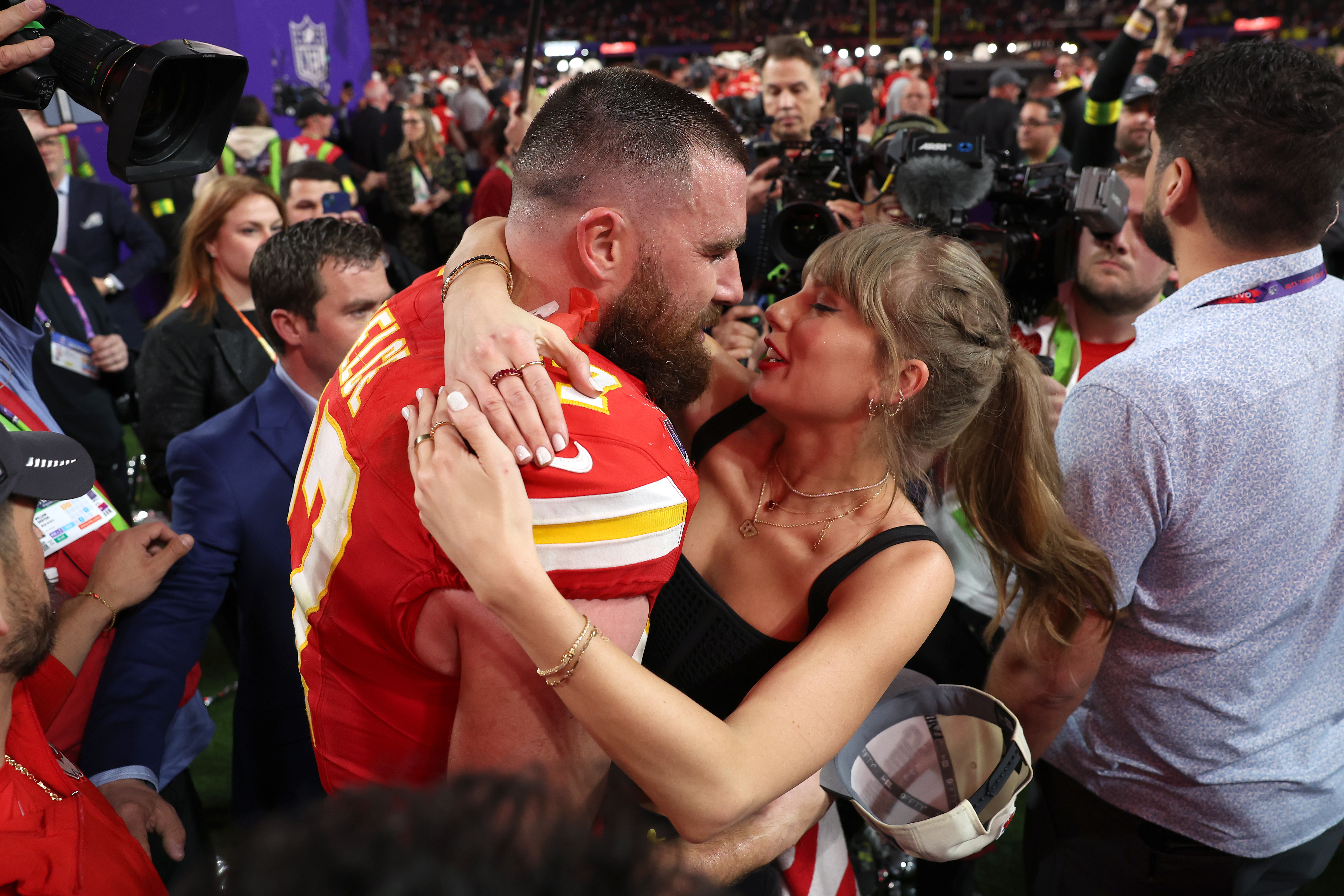 Travis Kelce and Taylor Swift hugging.