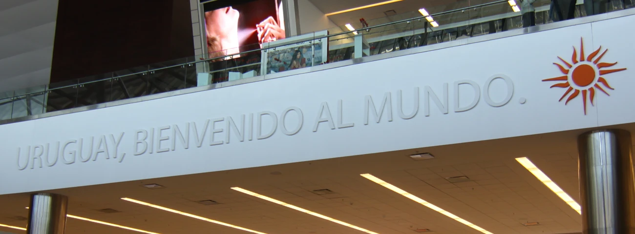 cartel de bienvenida en aeropuerto de montevideo